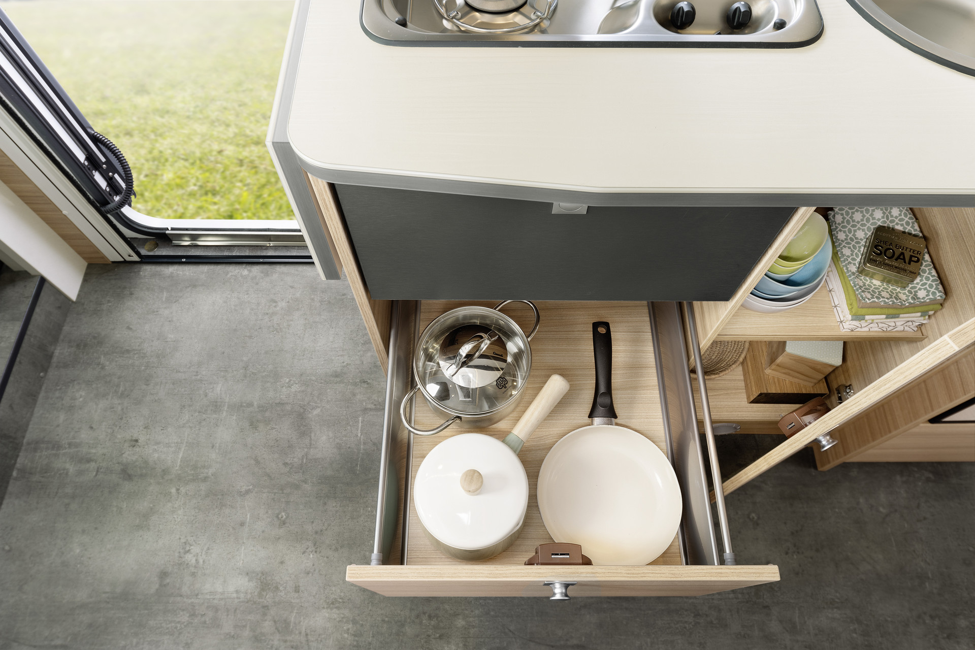 There is enough space in the drawers and the kitchen base cabinet for all your supplies and utensils. Your crockery also has a home in the overhead lockers. • I 6