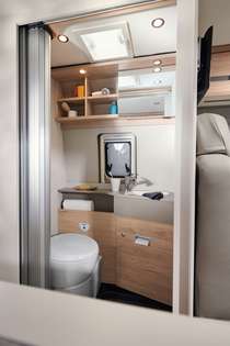 Stellantis compact bathroom: extremely spacious thanks to the optimum room layout, plenty of room for showering.