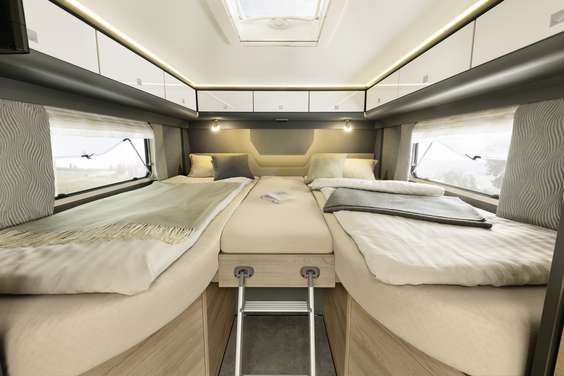 Die Betten in den Schlafzimmern sind mit hochwertigen, 150 mm dicken 7-Zonen-Matratzen aus klimaregulierendem Material sowie angepassten Holzlattenrosten ausgestattet.