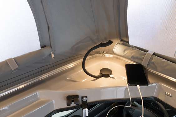 Two gooseneck lights with USB charging port in the popup roof (option).
