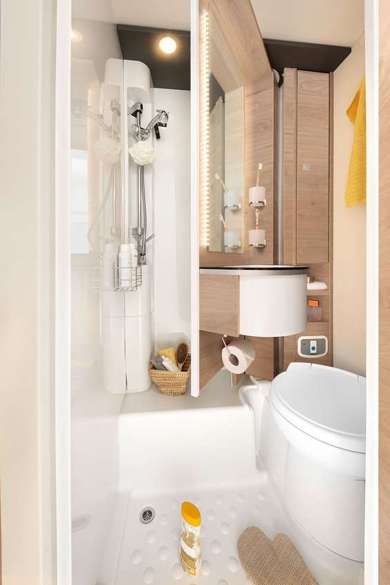 Begrenzter Raum optimal genutzt! Einfach Rückwand umschwenken und aus dem Bad wird eine Kunststoffverkleidete Duschkabine • T/I 1