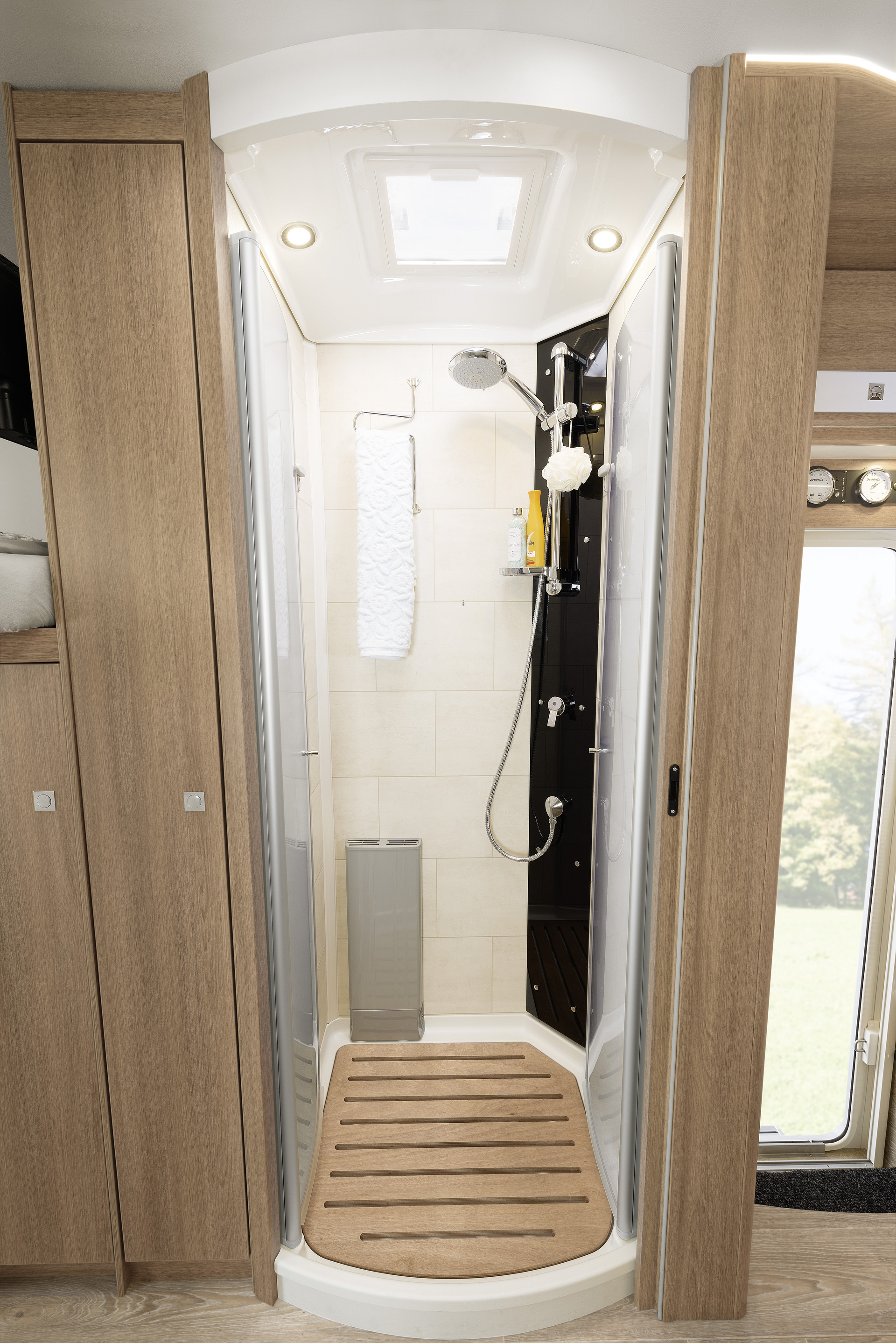 The separate shower cubicle with Plexiglas doors promises plenty of elbow room