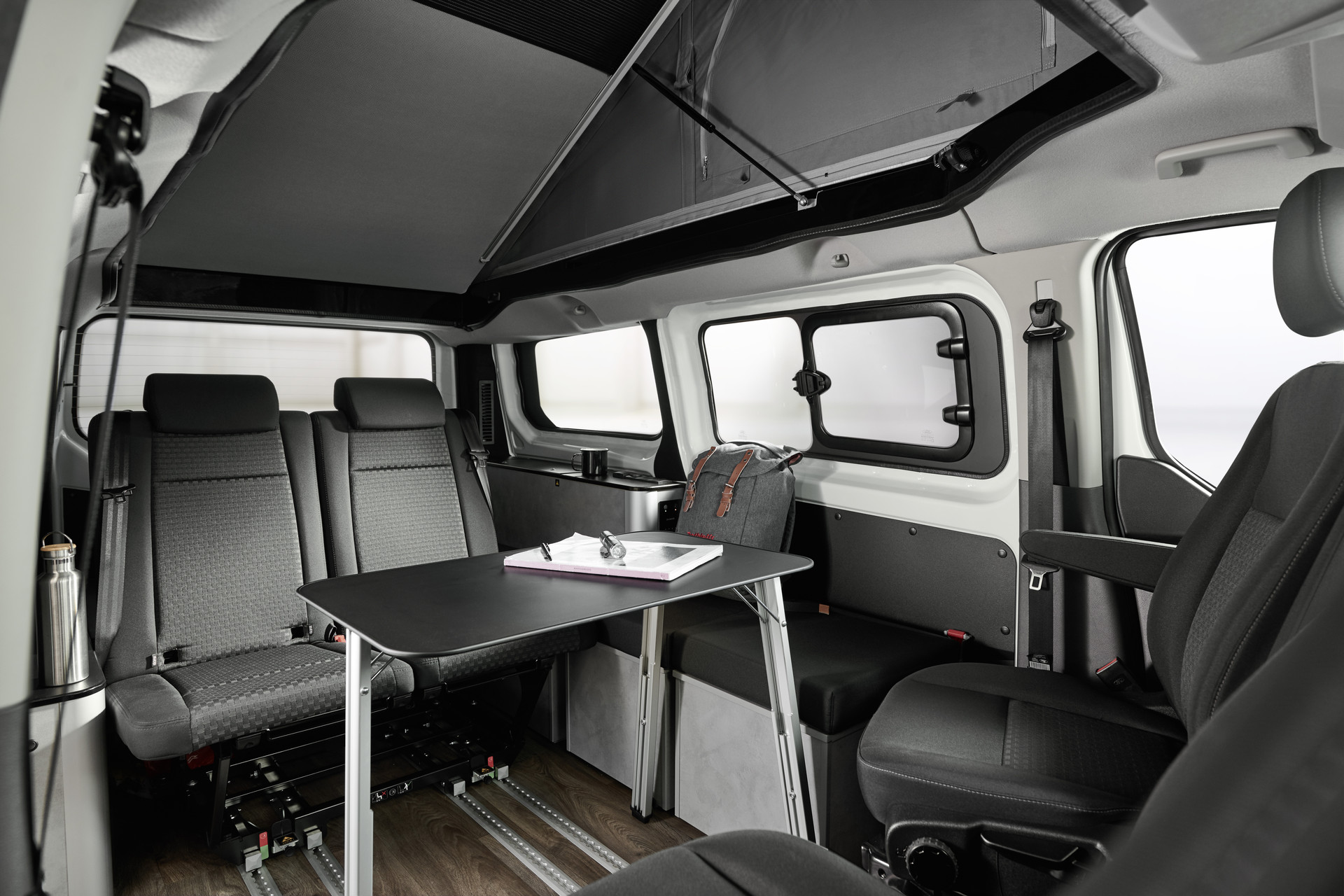 Together with the bench seat and the rotating front seats, the result is a generously sized living area with ample headroom.
