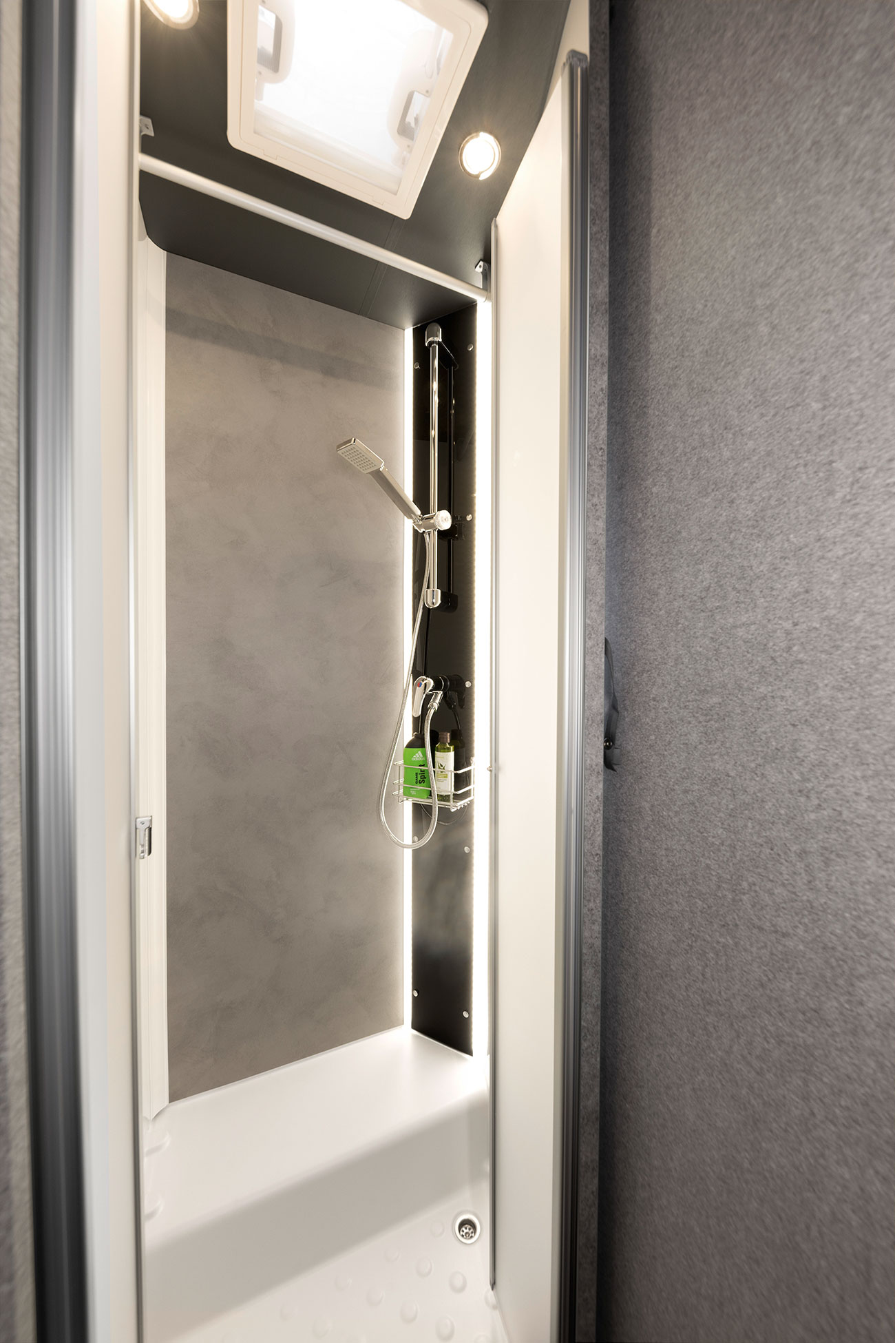 Die Dusche bietet viel Bewegungsfreiheit und ist edel gestaltet. Die hinterleuchtete Duschkonsole ist Bestandteil der optionalen Light Moments Ambientebeleuchtung.