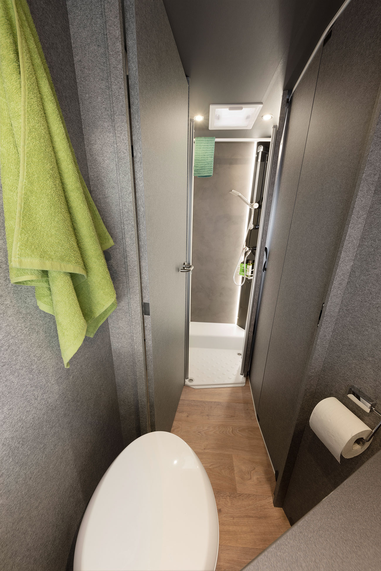 Eine clevere Lösung: Das Raumbad (modellabhängig). Mit der Badezimmertür kann der Durchgang zum Wohnraum geschlossen werden. So entsteht ein großer Bad- und Ankleideraum mit viel Privatssphäre. Zum Schlafzimmer hin ist das Bad mit einer Holzschiebetür abtrennbar.