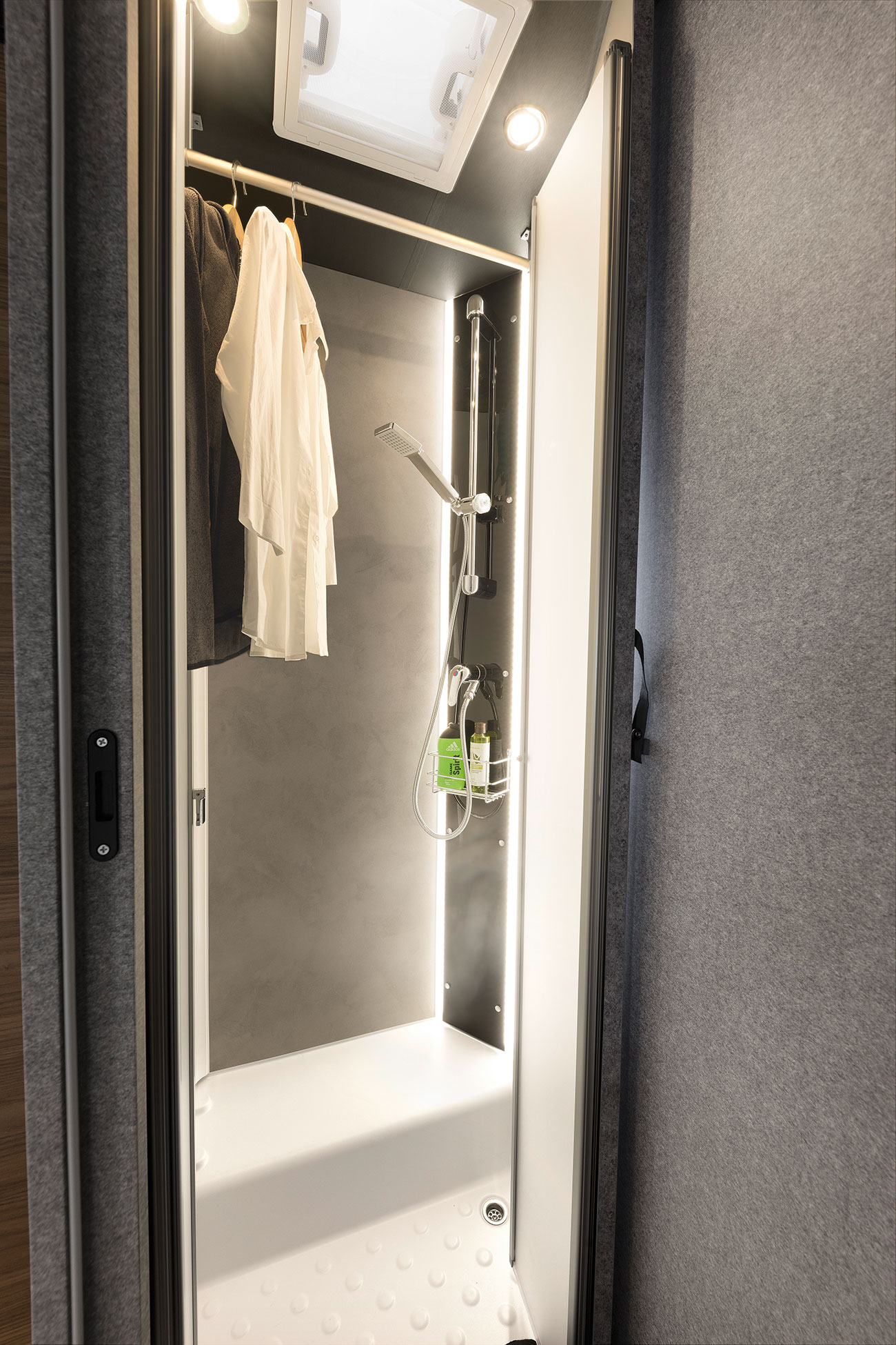 Die Dusche wird bei Nichtgebraucht zum Trockenraum für nasse Kleidung oder einfach zur Kleiderschrank-Erweiterung.