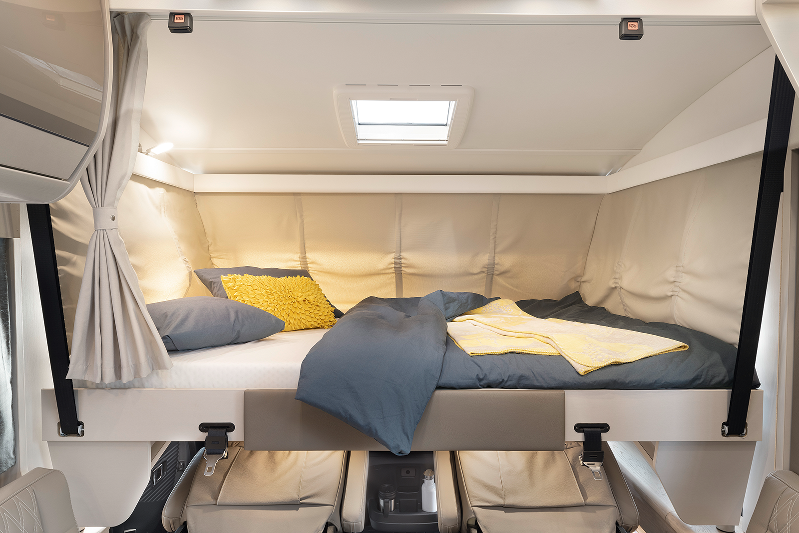 Maximum sleeping comfort: the pull-down beds in the A Class offer a large 200 x 150 cm sleeping area with electrical operation as standard