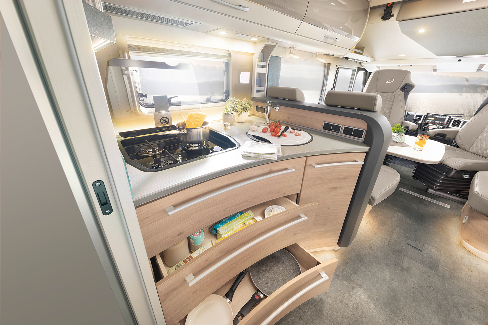 Abundant storage space is provided thanks to the large drawers which lock automatically when driving. The cooker hood (option) removes unpleasant odours from the vehicle’s interior