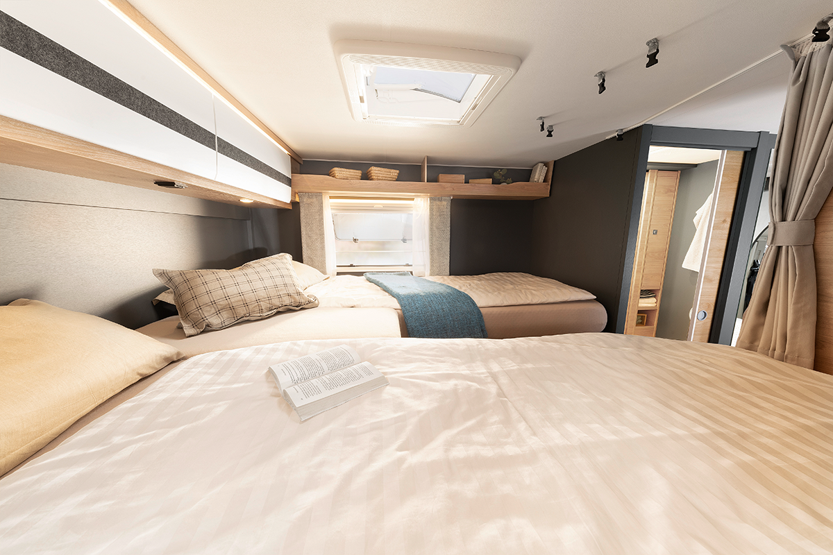Optionally, the comfortable and generously sized (201 x 80 and 193 x 75 cm) single beds can be converted into a large sleeping area in a few easy steps, which extends across the entire width of the vehicl