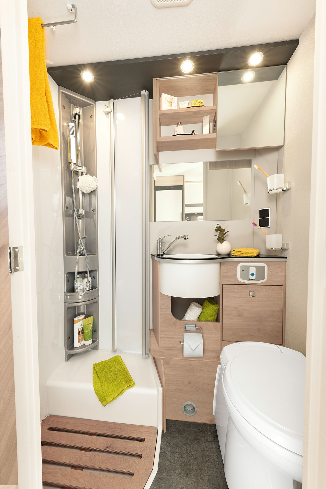 The I 6 comes with a roomy, separate shower, an easy-to-access sink and lots of storage space • I 6