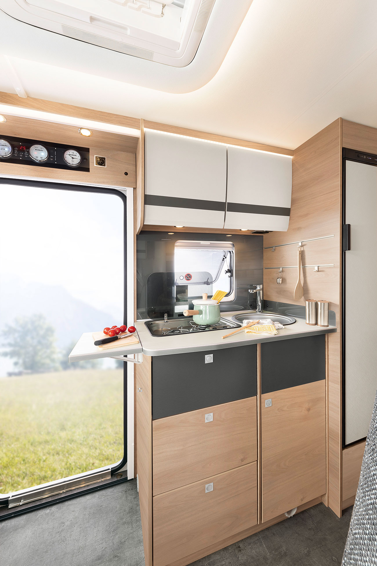 Compact, yet packed everything you need – fully equipped kitchen with hot-water system, gas cooker, large drawers and fridge • I 6