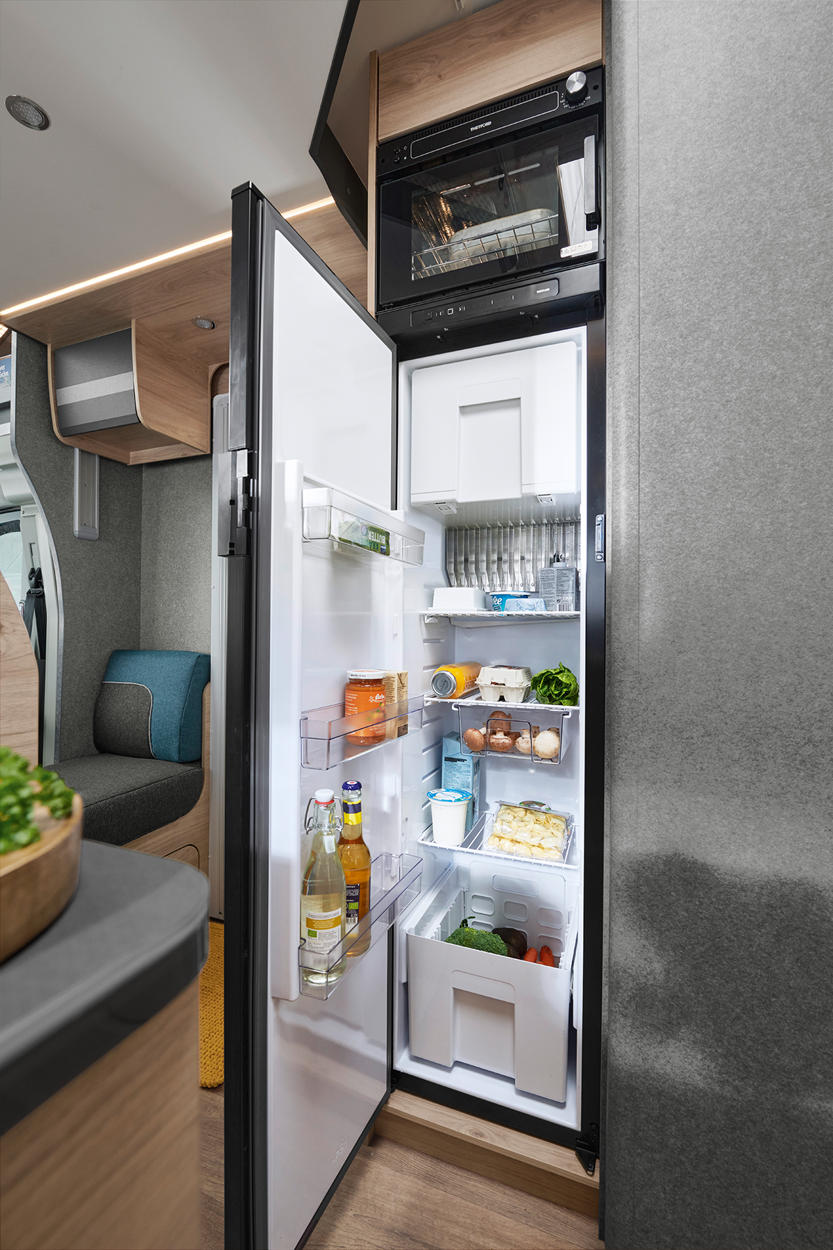 An oven can be added to the 142-litre fridge / freezer combination on request.