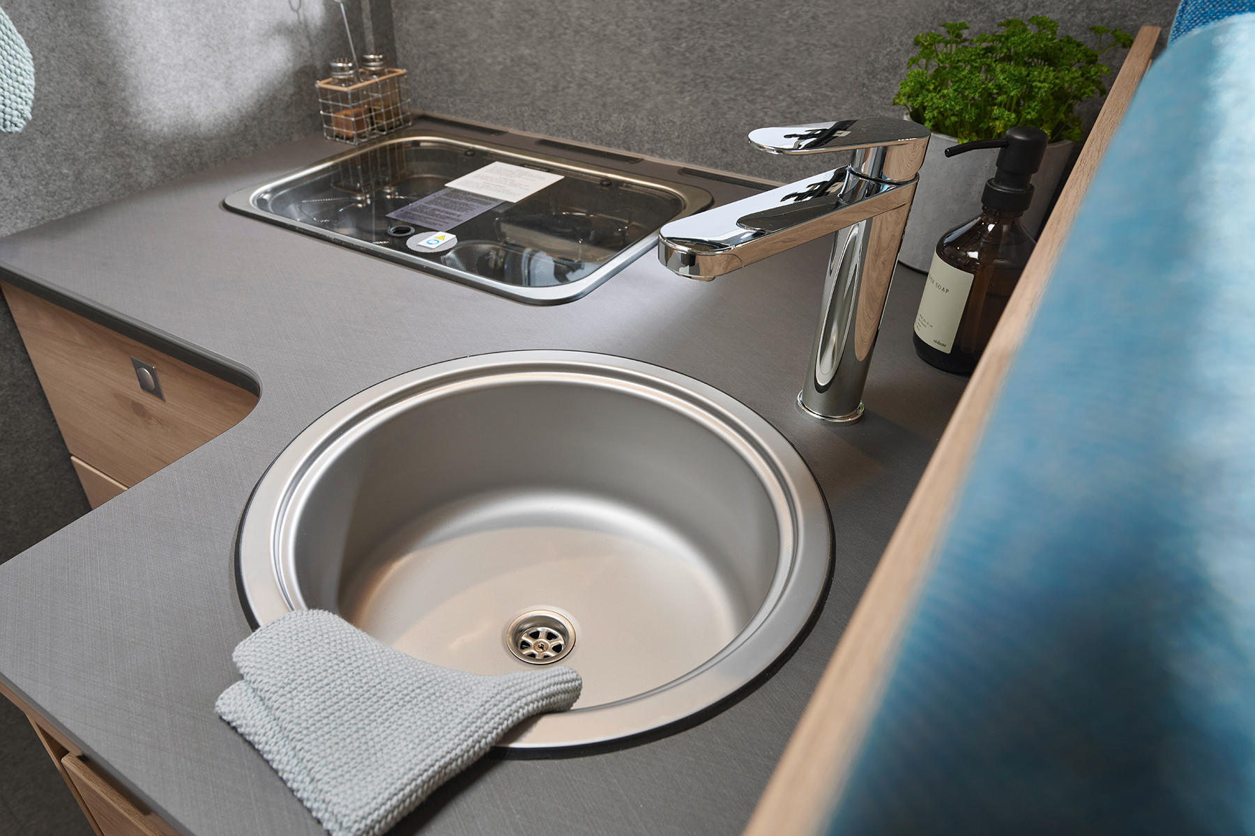 Even large pots and pans can be easily washed in the wide sink with a high tap.