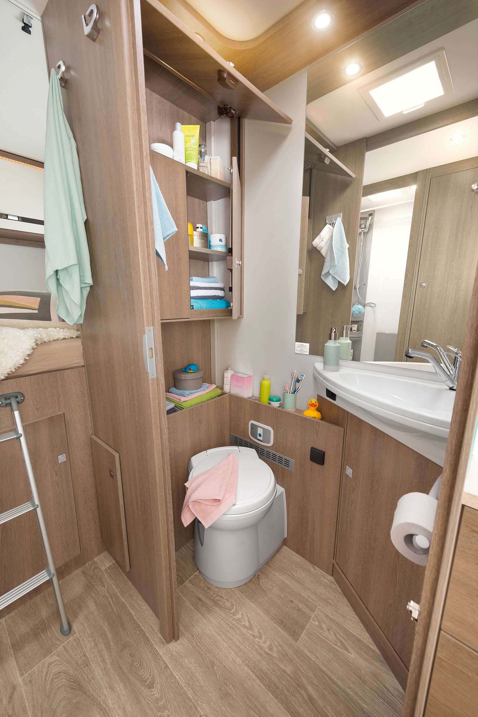 Family-friendly: large bathroom for the whole family with separate shower • A 7877-2