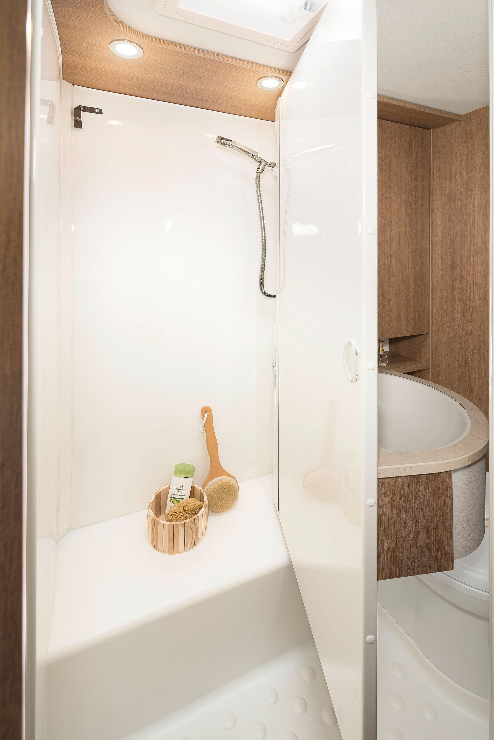 Variable bathroom! With one swivel, the compact bathroom becomes a separate shower cubicle • A 5887