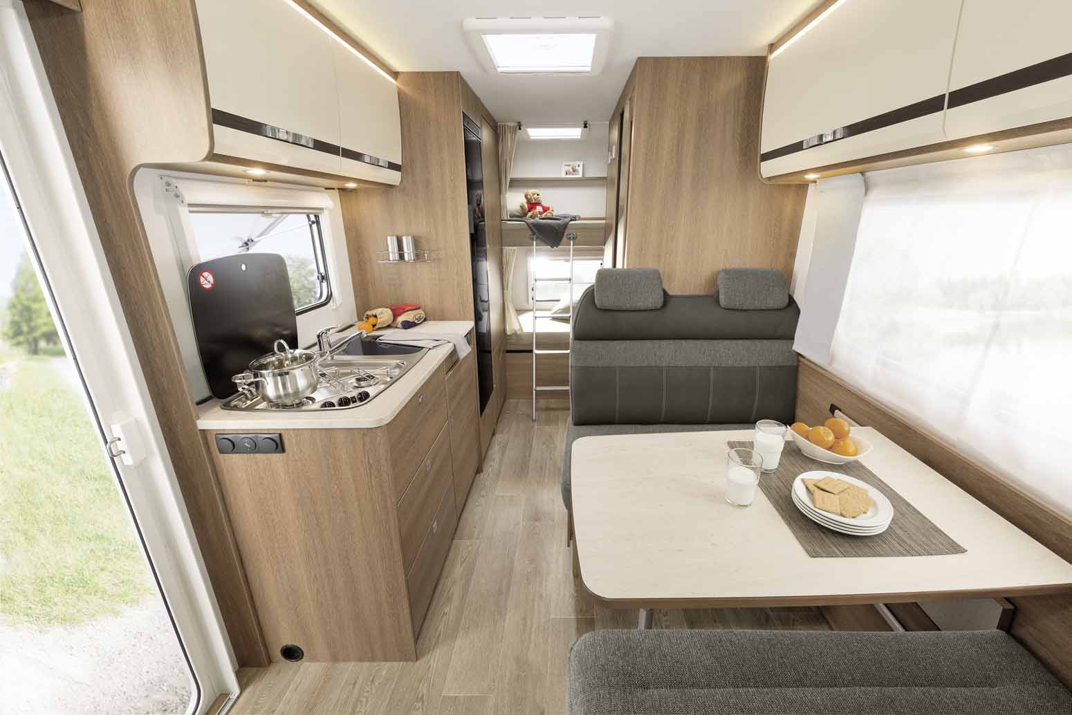 The ideal model for families! Despite an overall length of only 651 cm, the A 5887 offers space for up to six people. Fold up the lower bunk bed and you have an enormous amount of storage space. • A 5887 | Gresso